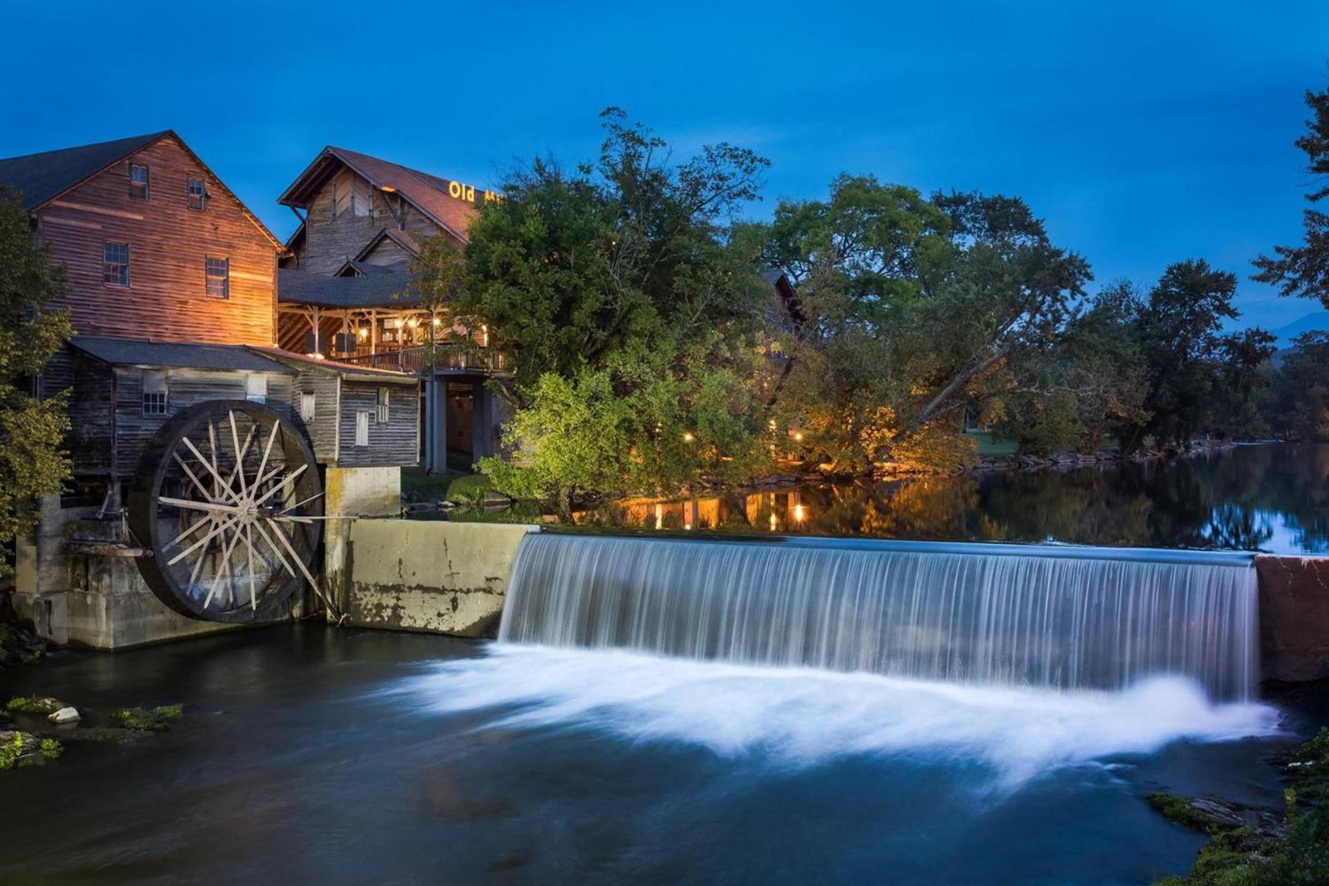 Bear Mountain Hollow-Free Dollywood Ticket- Cozy Cabin With A Hot Tub, Arcade & Deck Close To Town Pigeon Forge Exterior photo